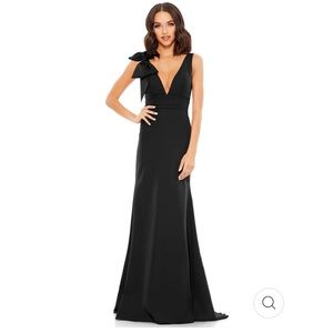 Mac Duggal Bow Shoulder V-neck Gown- size 6 never worn